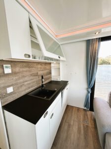 Küche mit Geschirrspüler